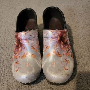 Size 38 Dansko floral pattern clogs